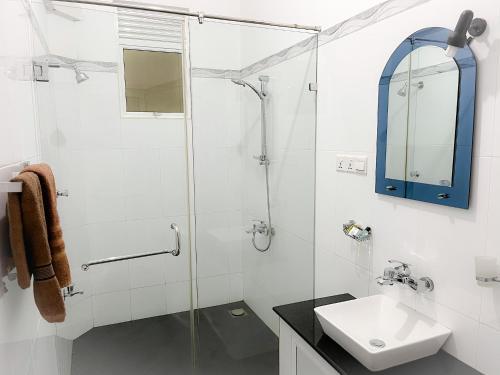 Хиккадува: Pearl Island Beach Hotel