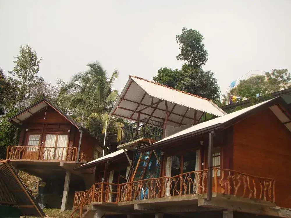 Элла: Yoho Okan Rock Wooden Cabana