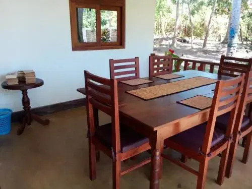 Тангалла: Jungle fowl lodge
