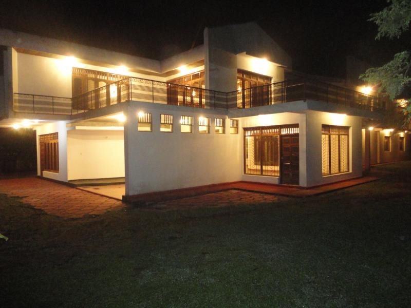 Канди: Summerside Villa