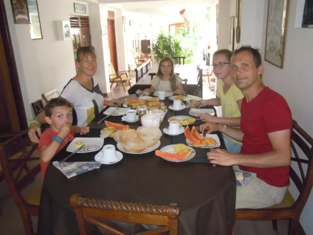 Полоннарува: Devi Tourist Home