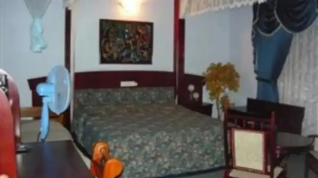 Канди: Riverdale Hotel
