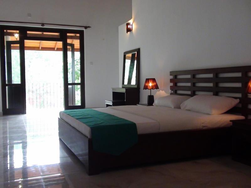 Канди: Hotel Estelle