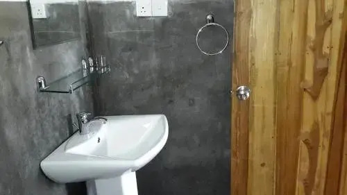 Элла: Raveena Guest House