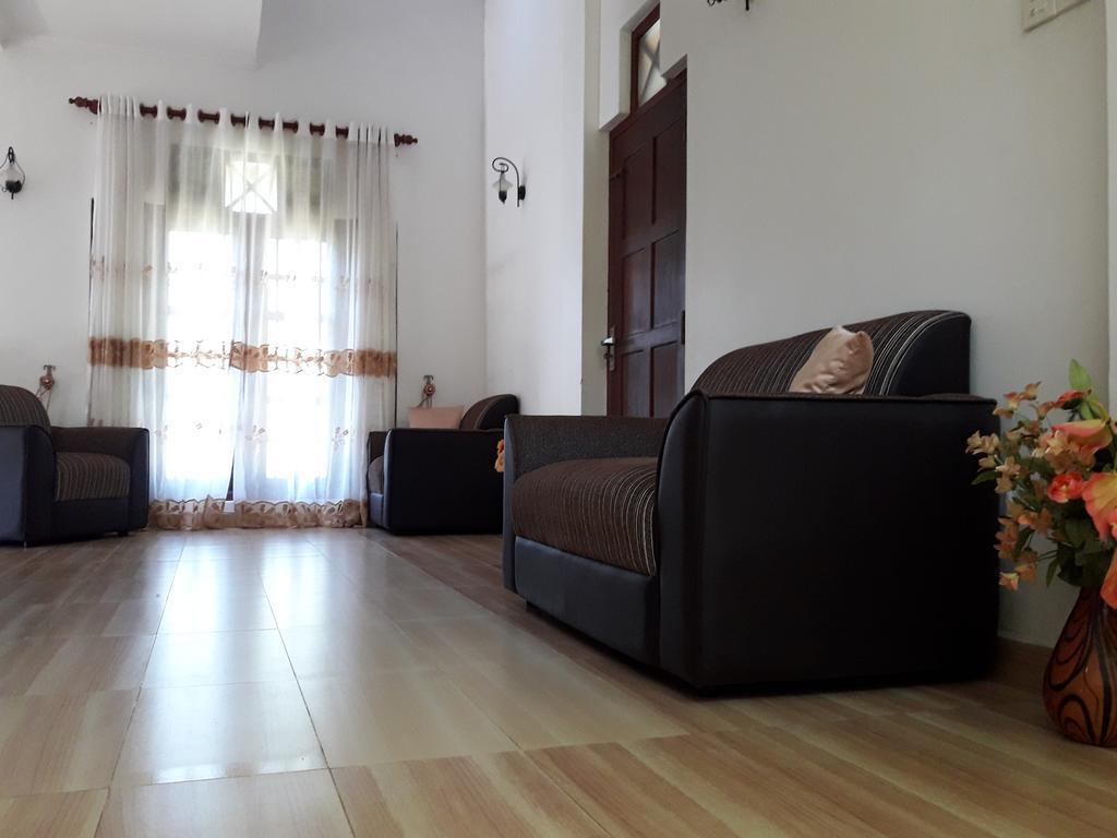 Хиккадува: Holiday Home De Silva