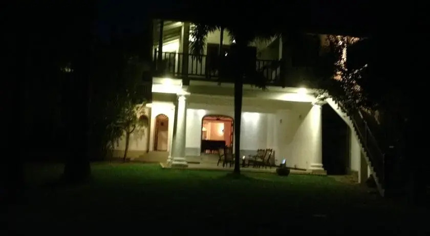 Унаватуна: White Manor