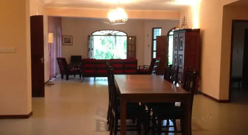 Унаватуна: White Manor