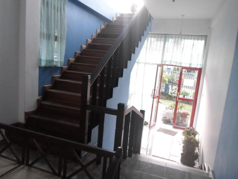 Канди: The Kingdom Gate Hotel