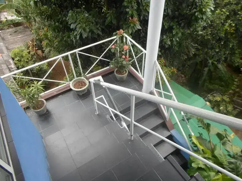 Канди: The Kingdom Gate Hotel