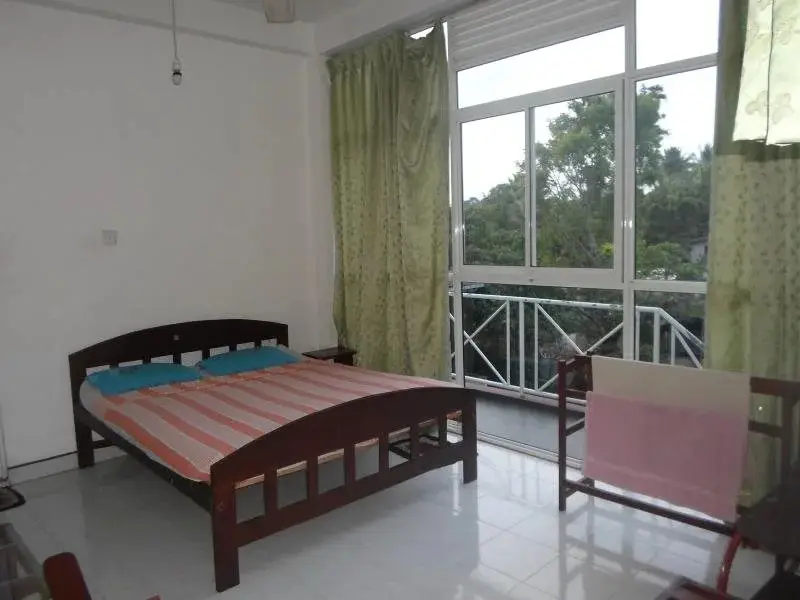 Канди: The Kingdom Gate Hotel