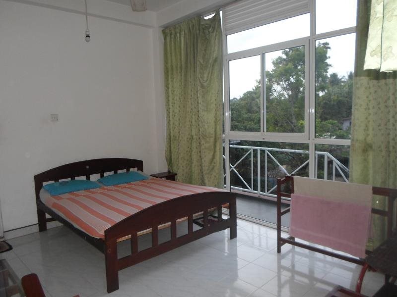 Канди: The Kingdom Gate Hotel