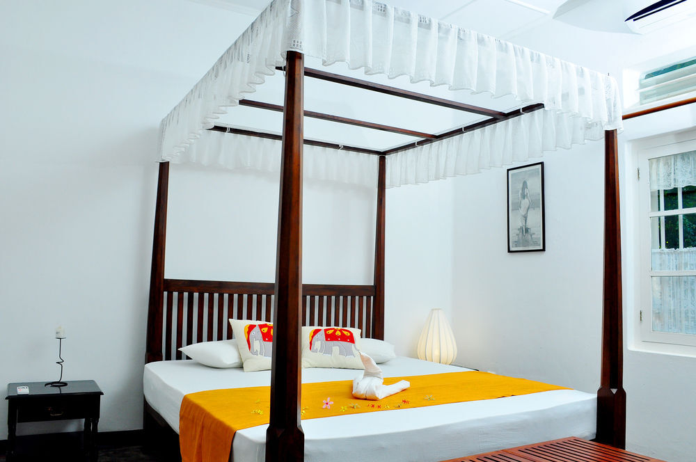 Индурува: Village Headman's Bungalow
