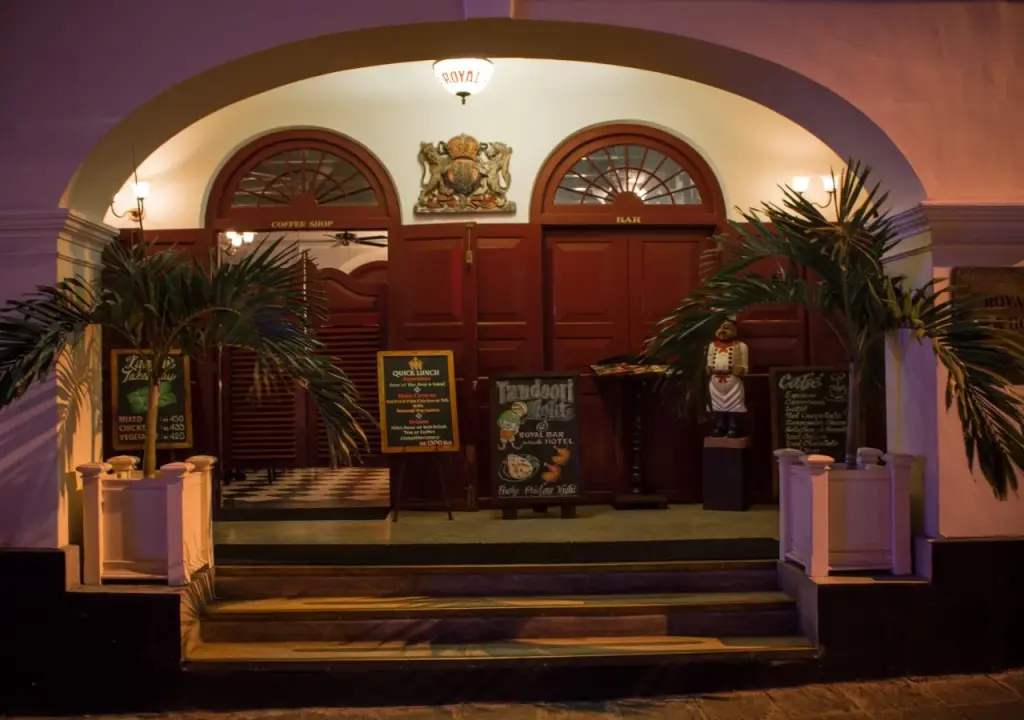 Канди: Royal Bar & Hotel