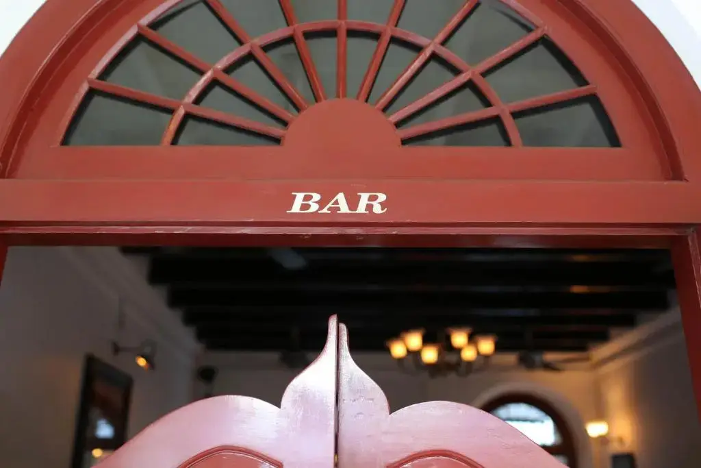 Royal Bar & Hotel — фото 1
