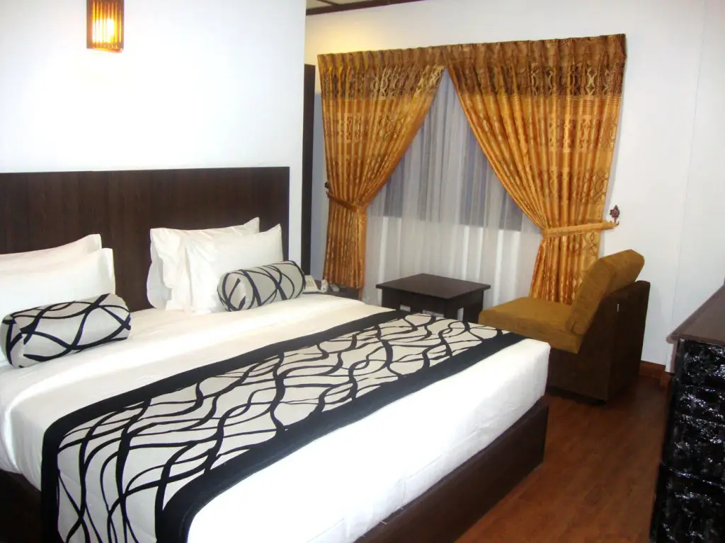 Нувара-Элия: Hotels JoJos