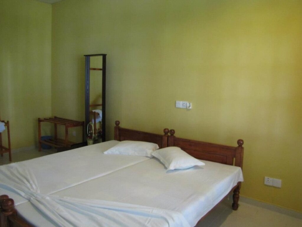 Тиссамахарама: Lake Edge Holiday Inn