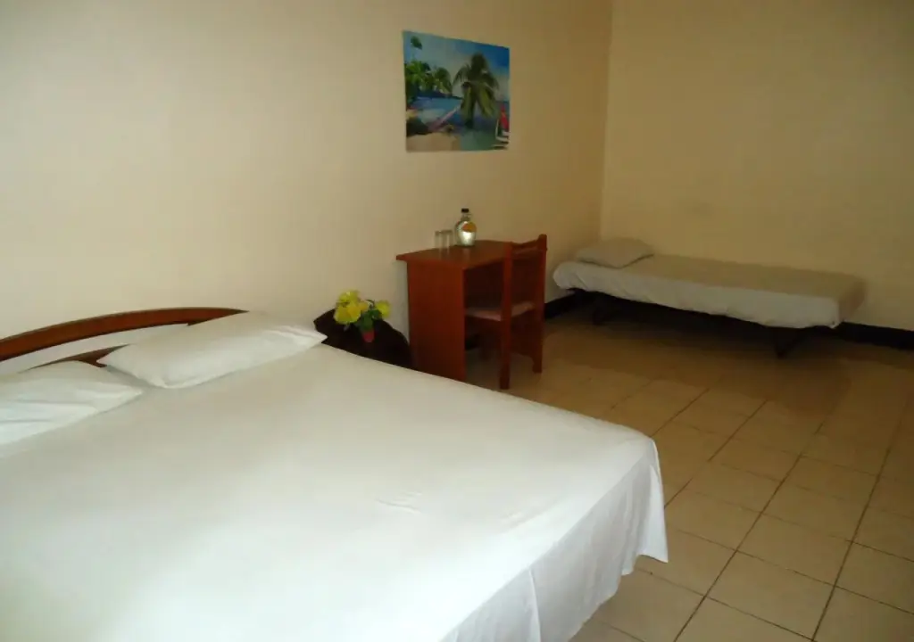 Канди: Lions Den Hotel