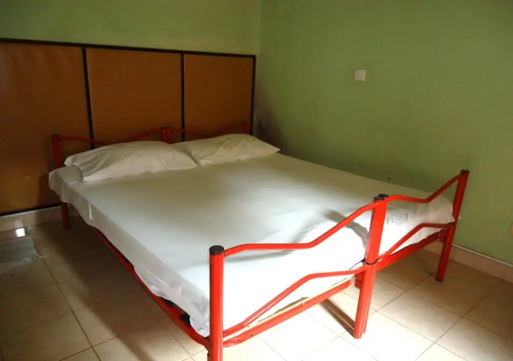 Канди: Lions Den Hotel