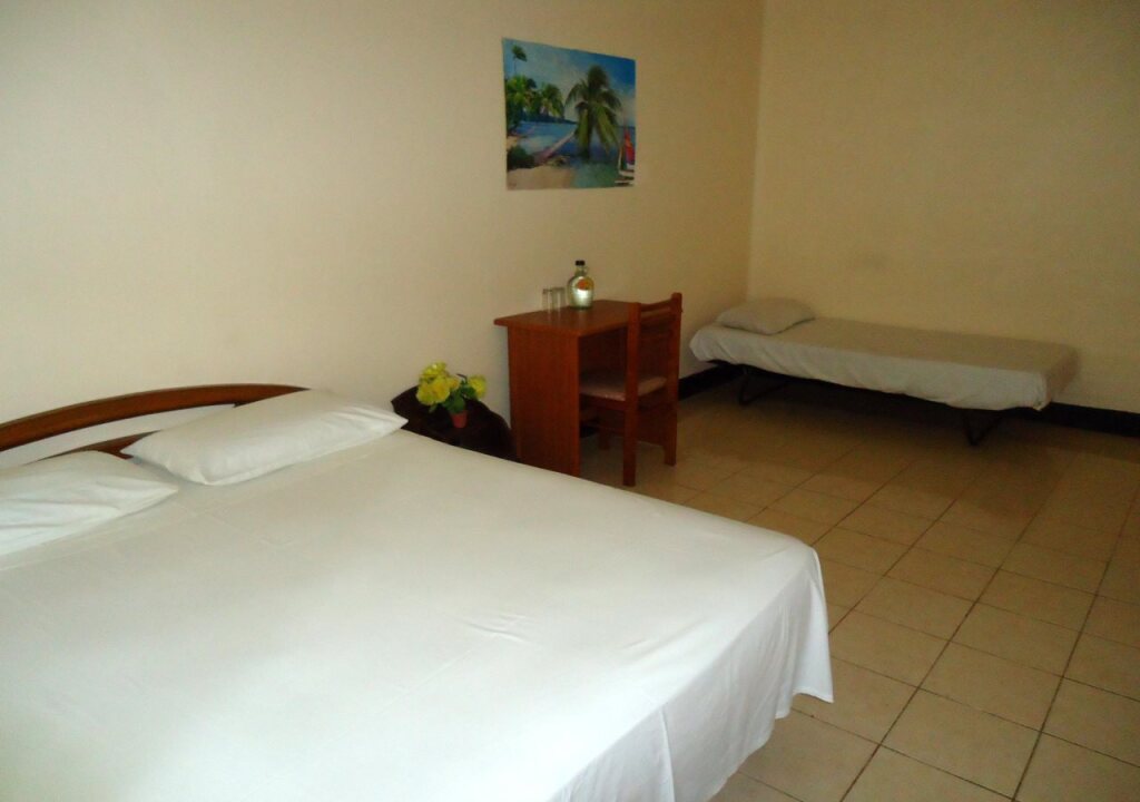 Канди: Lions Den Hotel