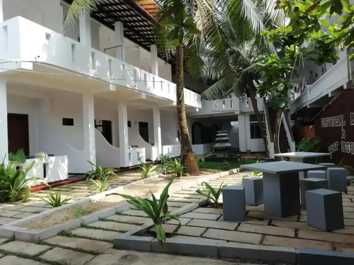 Хиккадува: Universal Beach Guest House Restaurant