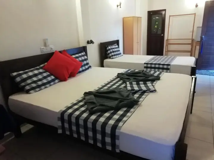 Хиккадува: Universal Beach Guest House Restaurant