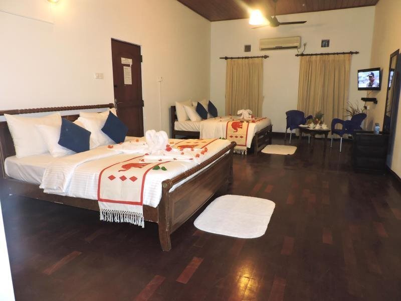 Канди: Cool Inn Tourist Lodge