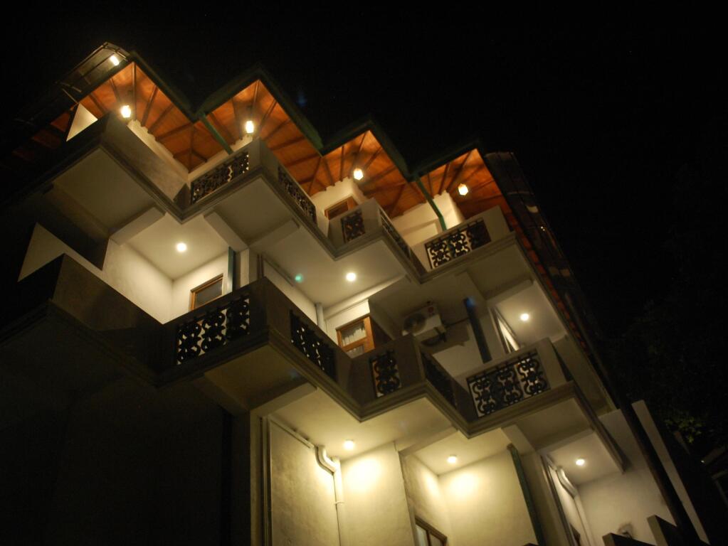 Канди: Liyya Residence