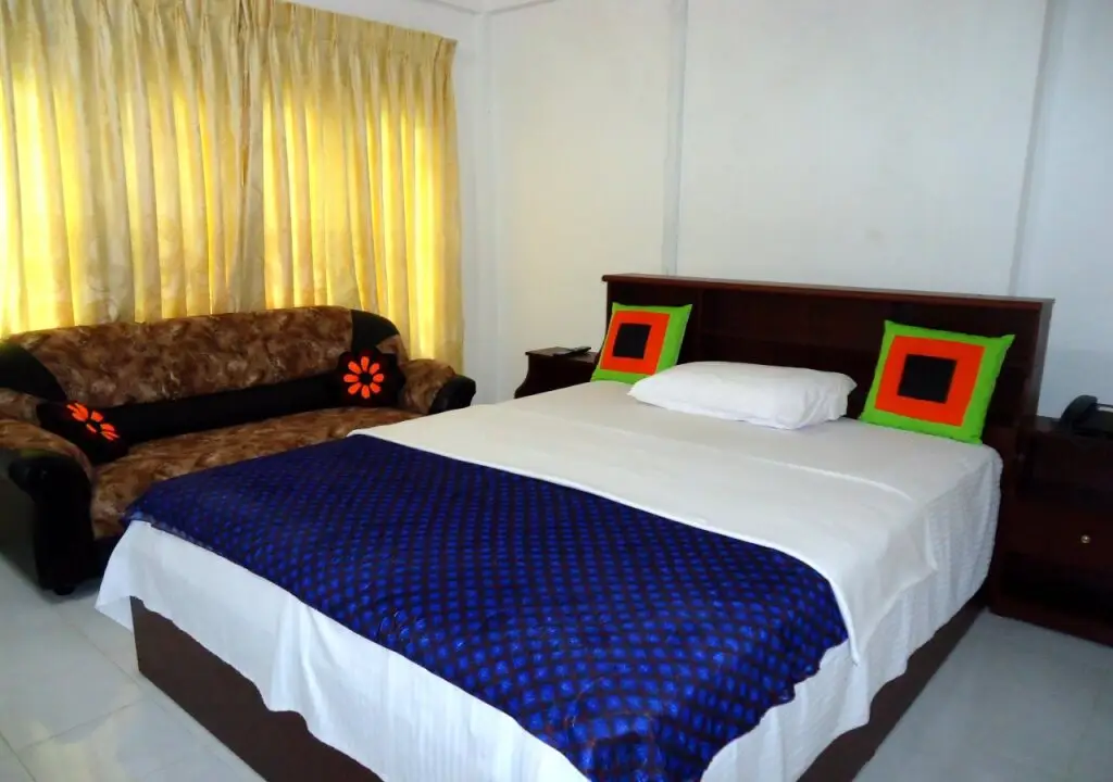 Вавуния: Rock Side Hotel and Restaurant