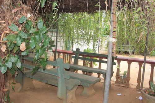 Удавалаве: Elephants Fence Guest & Safari Services