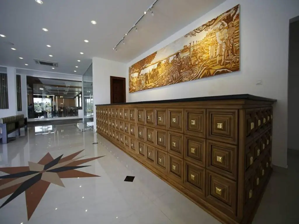 Полоннарува: Ruins Chaaya Hotel