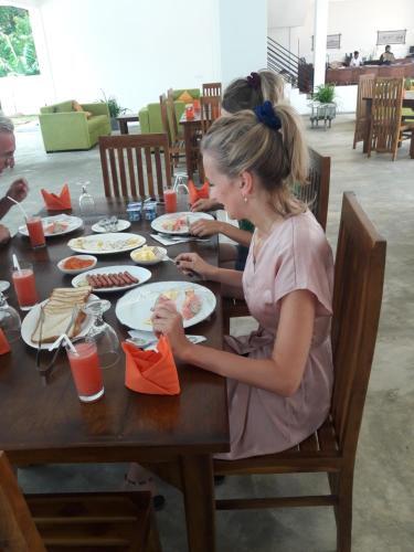 Инамальюва: Mahinda Hotel and Restaurant