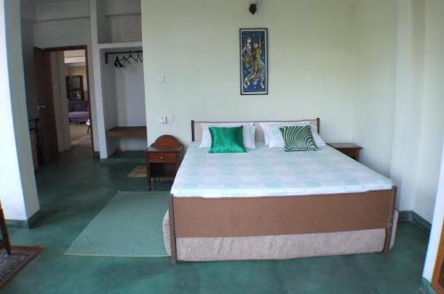 Канди: Lake Round Residence