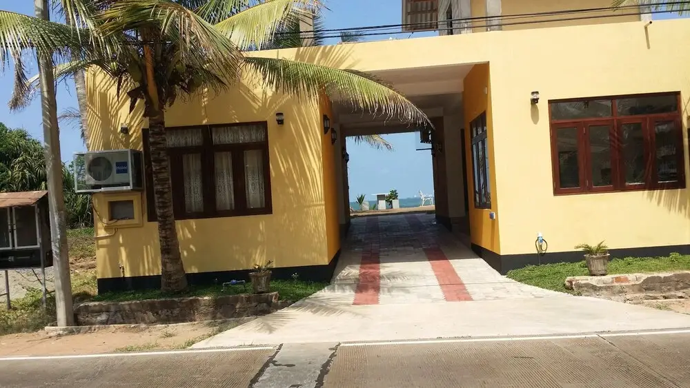 Airport Beach Villa — фото 1