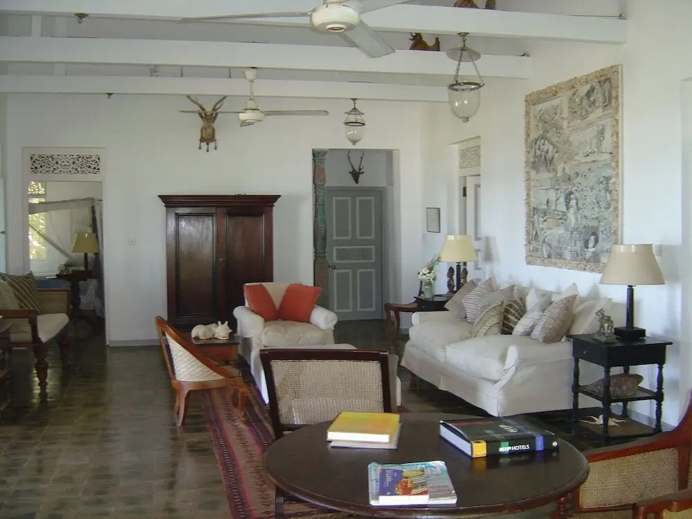 Унакурува: The Teak House