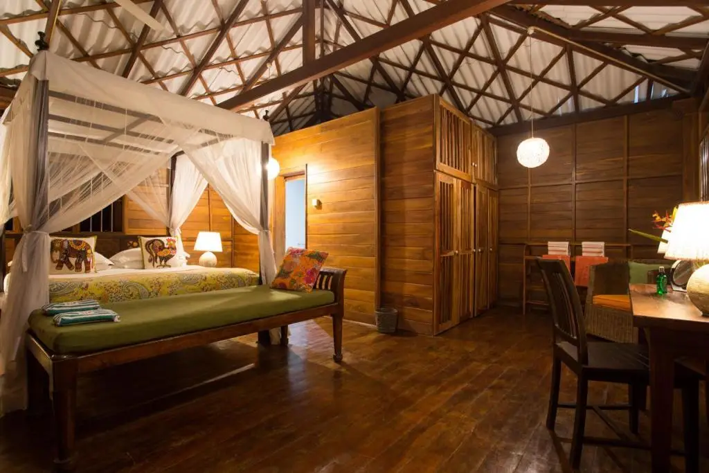 Унакурува: The Teak House