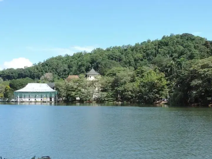 Канди: Lakeside Lodge