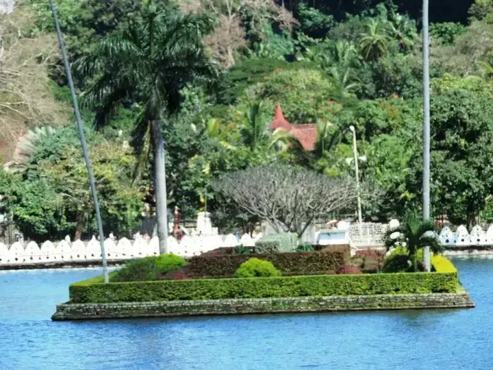 Канди: Lakeside Lodge