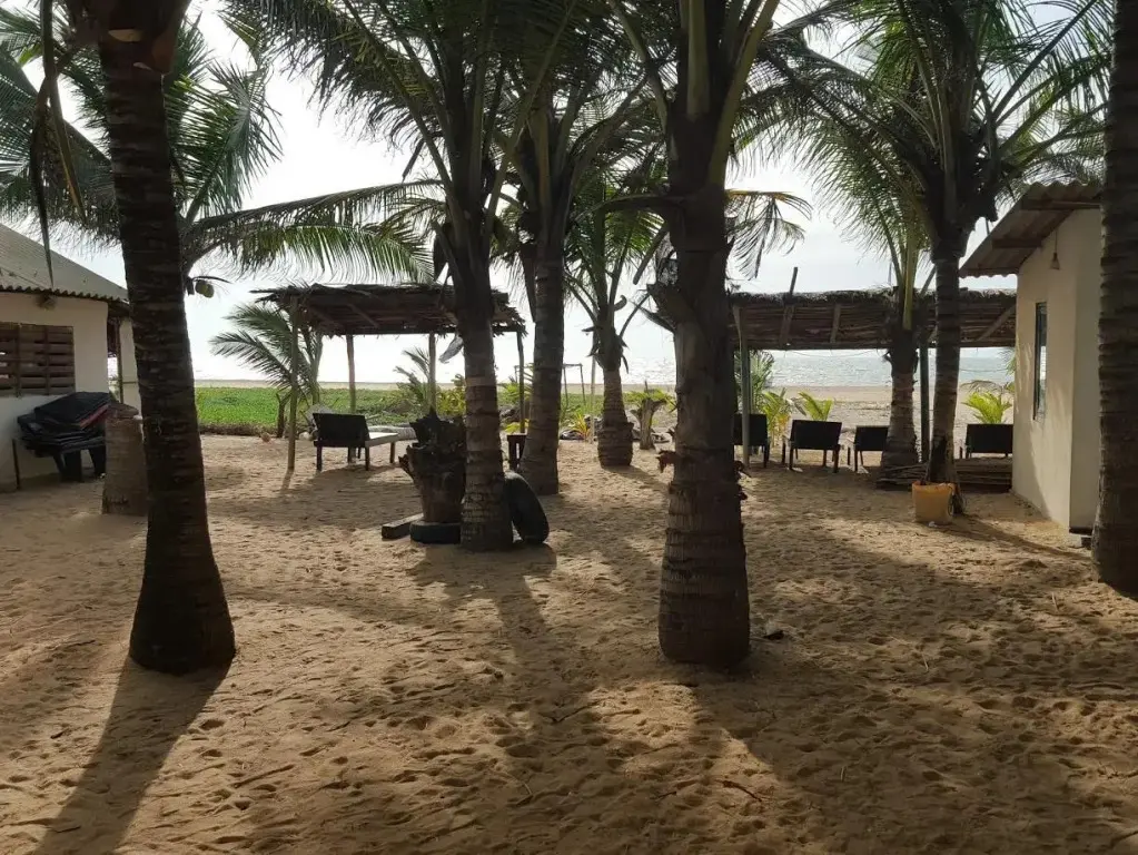 Негомбо: Happy Beach Inn and Restaurant
