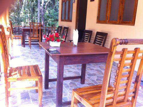 Сигирия: Nirwana Tourist Lodge