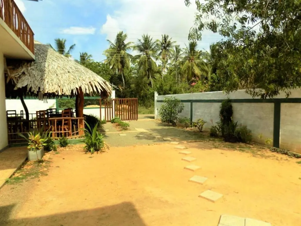 Мараколлия: Blue skies guest house and restaurant