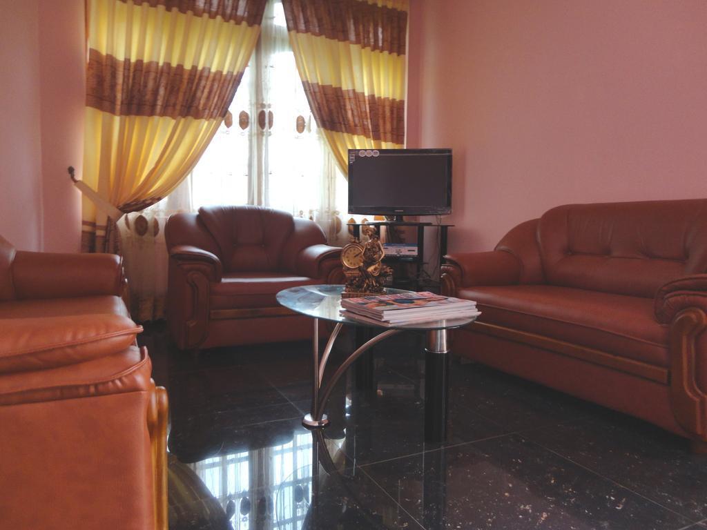 Канди: Nilmini Villa
