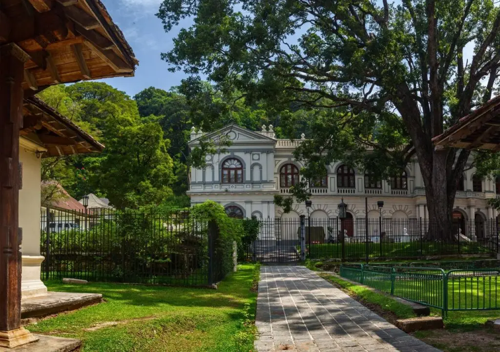 Канди: The Peak Residence