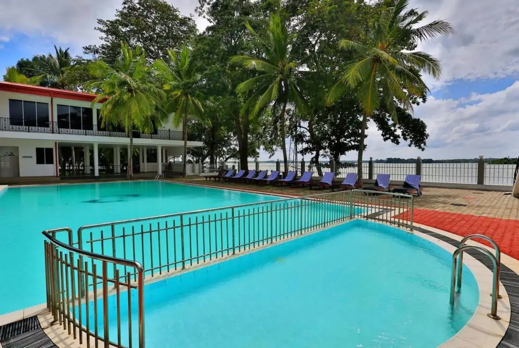 Эмбилипития: Centauria Lake Resort