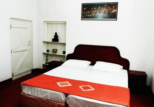 Канди: Home Away From Home