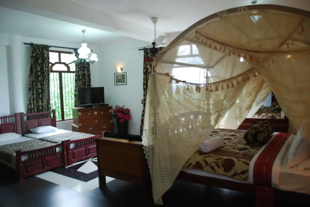 Канди: The Richmond House Grand