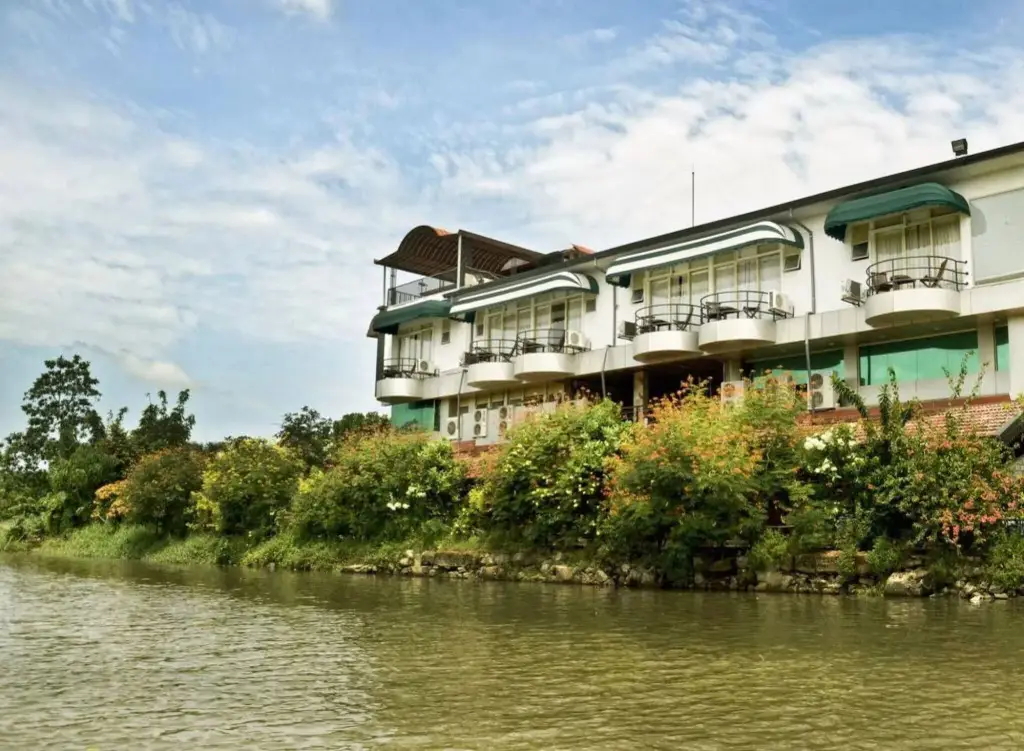 Шри-Джаяварденепура-Котте: Opulent River Face Hotel