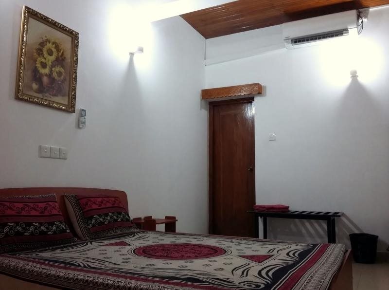 Канди: Fairlee Gest House