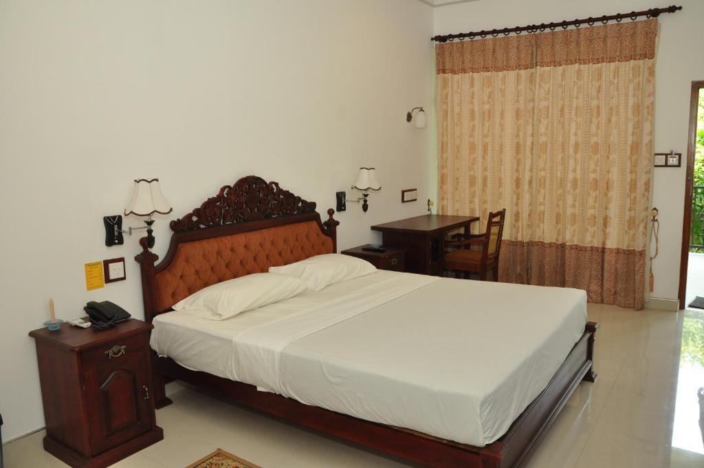 Эмбилипития: Centauria City Hotel