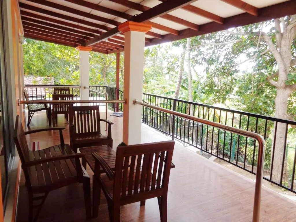 Полоннарува: Man Guest Polonnaruwa