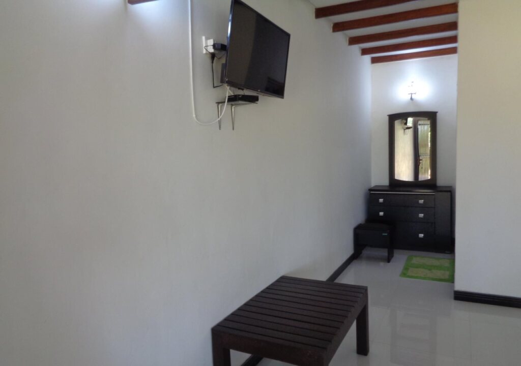 Полоннарува: Man Guest Polonnaruwa